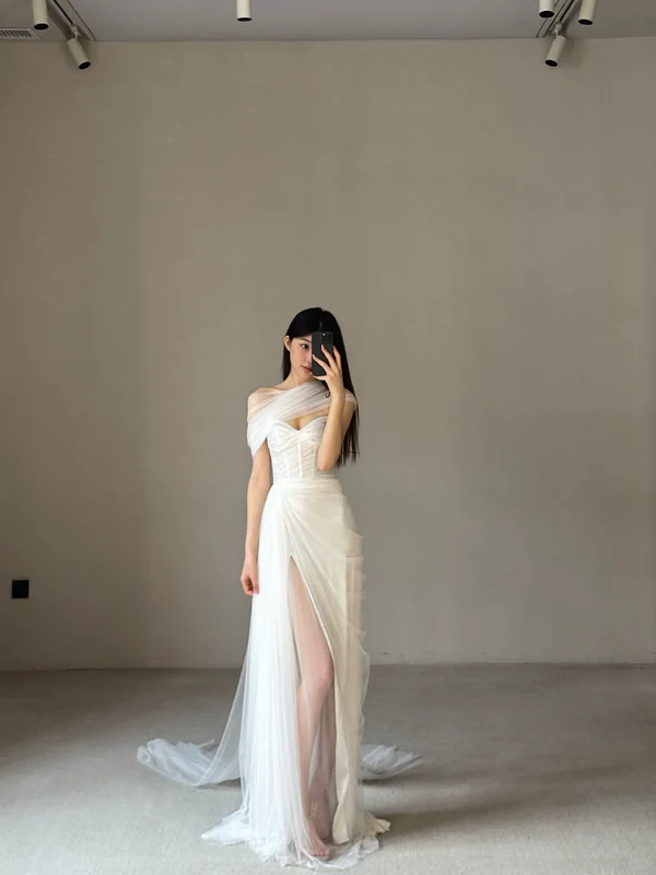 Elegant A Line Sweetheart Neck White Tulle Long Wedding Dress with Slit