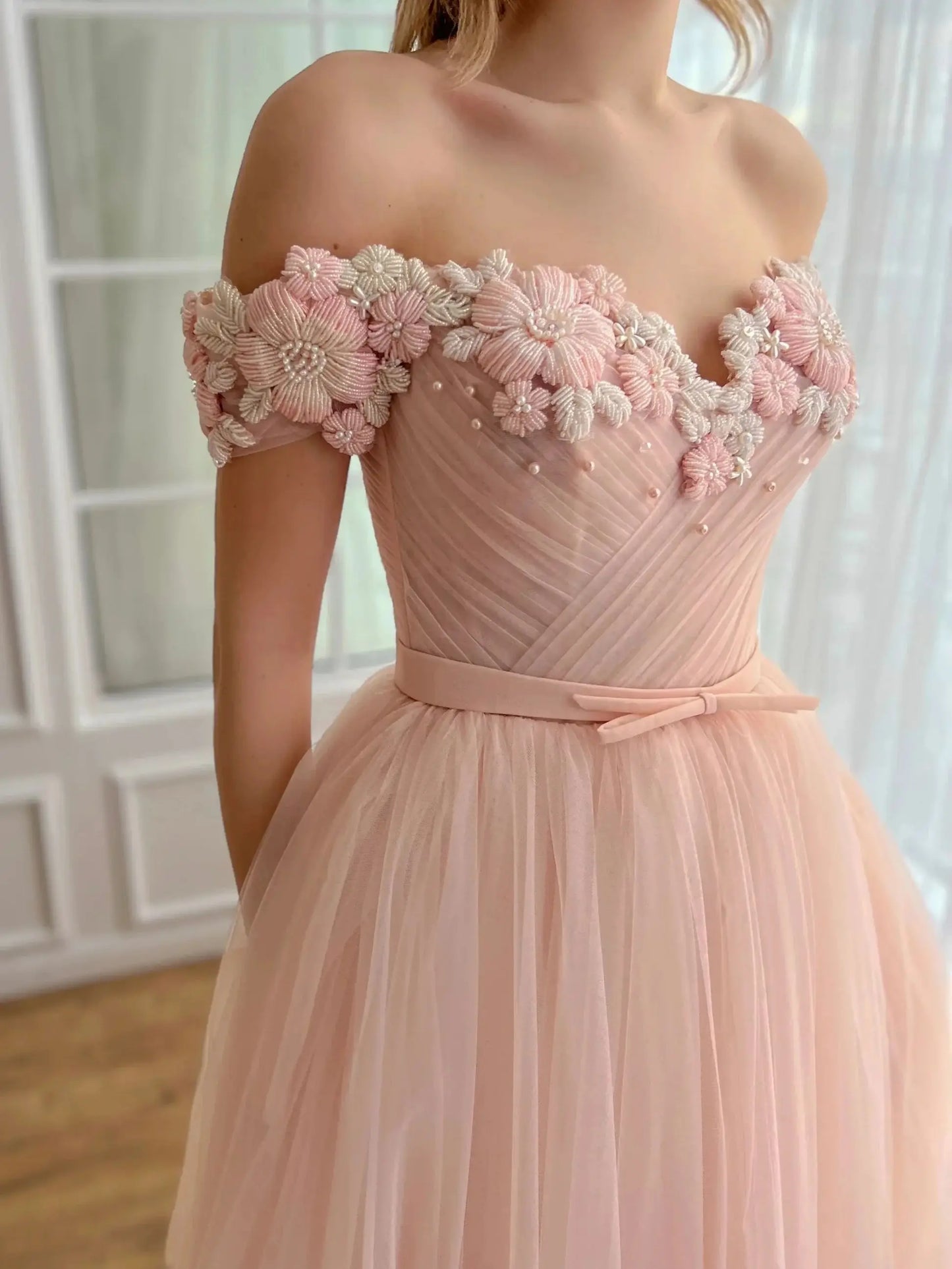 Customized Exquisite 3D Floral A-Line Silhouette Lace Floral Appliqué Women’s Ball Gown Tulle Wedding Dress Pleated Maxi Skirt